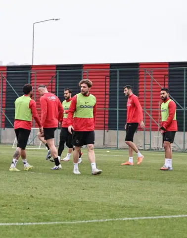 Kırmızı-Siyahlılarda İzin Uzadı