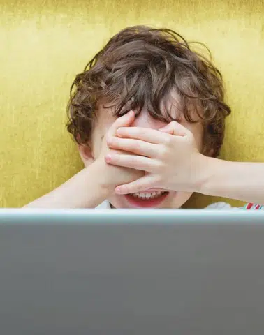 Çocuklarımızı Dijital Dünyanın Gölgesinden Nasıl Kurtarabiliriz ?