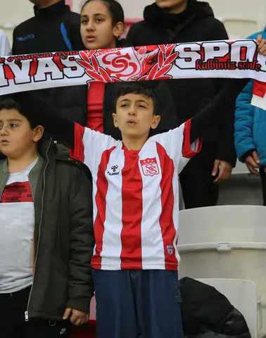 Deplasman Tribünü Doluyor Mu ?