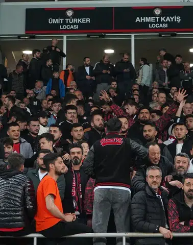 Sivasspor Maçında Hangi Bloklar Cezalı ?