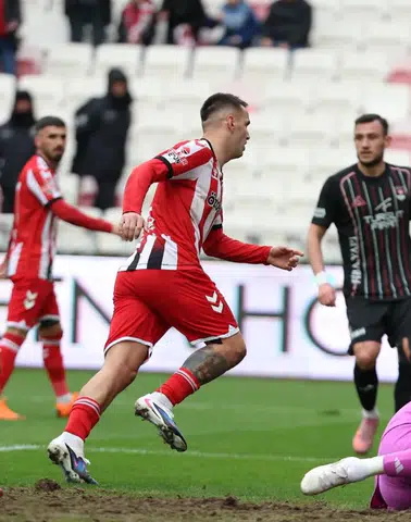 Sivasspor’un Yıldızı Çorum FK Maçı Öncesi Antrenmana Çıktı