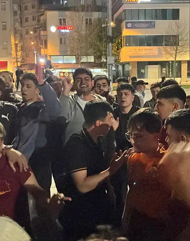 Galatasaray Taraftarları Derbi Galibiyetini Kutladı