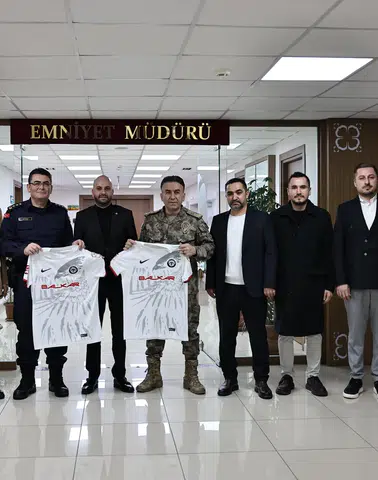 Kırmızı-Siyahlılardan İki Ziyaret