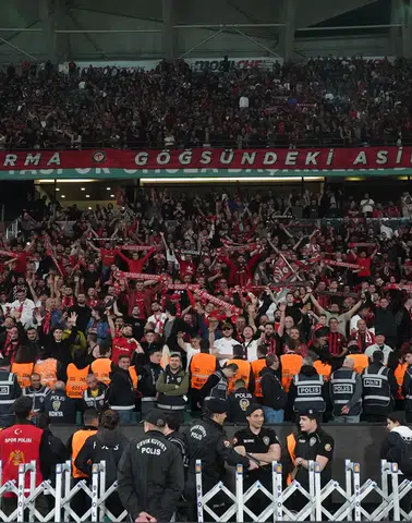 Kırmızı-Siyahlıların Yeni Marşı Çıktı