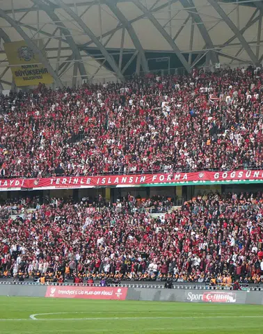 Konya’da Tribünlerde Sürpriz İsimden Destek