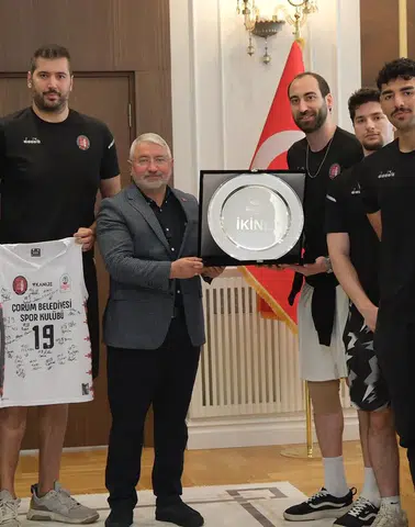Şampiyon Basketçilerden Belediyeye Ziyaret