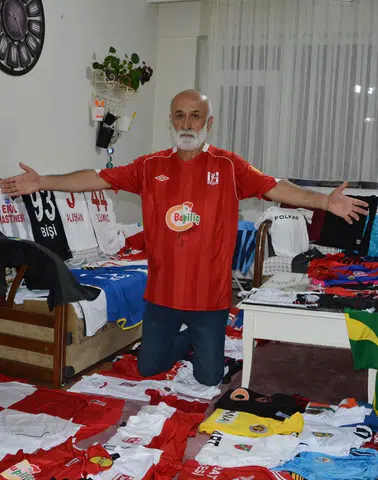 10 Yılda 300 Forma Topladı