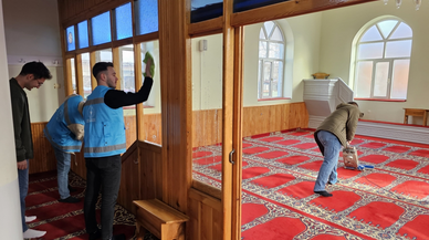 Amasya'da öğrencilerden camide ramazan ayı temizliği