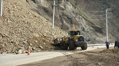 Düzce'de heyelan nedeniyle toprak parçaları köylere ulaşım sağlanan kara yoluna düştü
