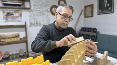 Emekliliğinde öğrendiği ahşap işlerini maket tekne yapımıyla sürdürüyor