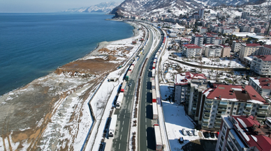 Sarp Sınır Kapısı ve Karadeniz Sahil Yolu'nda tır yoğunluğu oluştu