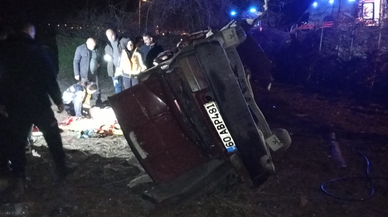 Tokat'ta devrilen otomobilde sıkışan sürücüyü itfaiye ekipleri kurtardı