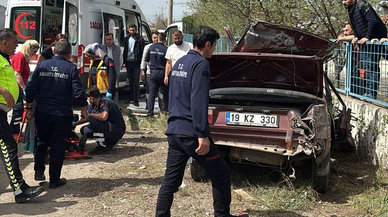 Amasya'da duvara çarpan otomobildeki 5 kişi yaralandı