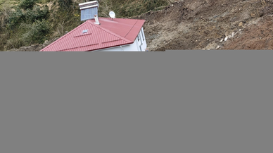 Artvin'deki heyelandan etkilenen 2 katlı ev sürüklendi