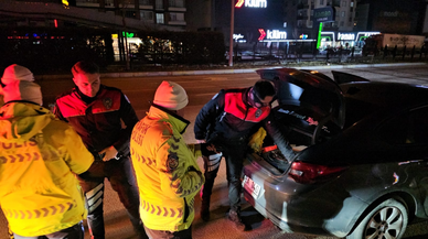 Çorum'da dur ihtarına uymayarak kaçan 2 kişi polis kovalamacasıyla yakalandı