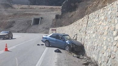 Çorum'da istinat duvarına çarpan otomobildeki 3 kişi yaralandı