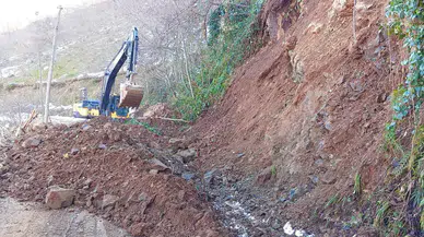 Giresun'da eriyen karlar heyelanlara neden oldu
