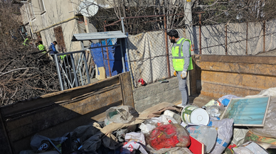 Karabük'te ev ve bahçeden 1 kamyon çöp toplandı