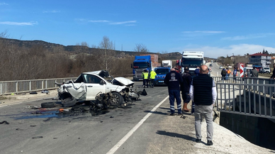 Kastamonu'da bariyerlere çarpan otomobilin sürücüsü hayatını kaybetti