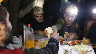 Kömür kentinin maden işçileri yerin metrelerce altında ilk sahurlarını yaptı