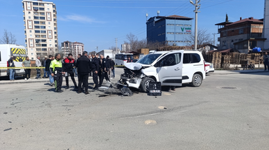 Ordu'da öğrenci servisi ile hafif ticari aracın çarpıştığı kazada 10 kişi yaralandı