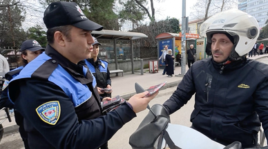 Samsun'da kurallara uyan motosiklet sürücülerine boyunluk hediye edildi