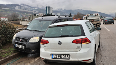 Samsun'da meydana gelen zincirleme trafik kazasında 11 araç hasar gördü