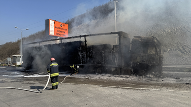 Samsun'da seyir halindeyken alev alan karton yüklü tır yandı