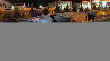 Samsun'da tabela direğine çarpan otomobildeki 2 kişi yaralandı