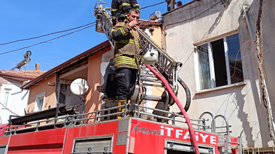 Tokat'ta çıkan yangın 3 evde hasara neden oldu