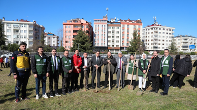 Trabzon'da gönüllüler fidan dikti