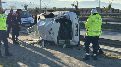 Trabzon'da refüje çarparak devrilen otomobildeki 2 kişi yaralandı