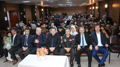 Türkiye'nin ilk astronotu Alper Gezeravcı, Of'ta öğrencilerle buluştu