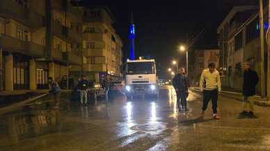 Vezirköprü Belediyesi caddeleri yıkıyor