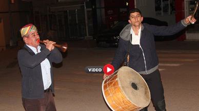 Babada Zurna Oğlunda Davul, Vatandaşı Sahura Kaldırıyorlar