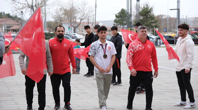 Çorum’u Gururlandıran Güreşçiye Coşkulu Karşılama