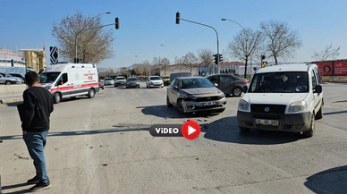 Hastane Önünde İki Araç Çarpıştı