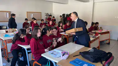 Öğretmenler Çocuklara Hurma Armağan Etti