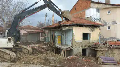 Sungurlu’da Metruk Binaların Yıkımına Başlandı