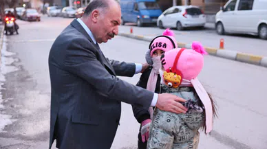 Vali Çalgan'dan Miniklere Sürpriz