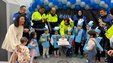 Amasya’da miniklerden polislere pastalı kutlama