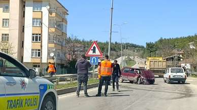 Boyabat’ta refüje çarpan otomobilin sürücüsü yaralandı