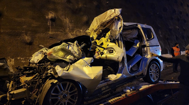 Düzce'de kamyona çarpan hafif ticari araçtaki 2 kişi öldü, 2 kişi yaralandı