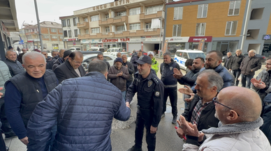 Düzce'de kavga ihbarına giden polis ekipleri esnafın sürpriz kutlamasıyla karşılaştı