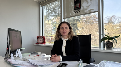 Kadın avukat hem hukuk hem Yeşilay çalışmalarında görev alıyor