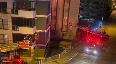 Karabük'te apartmanda çıkan yangında ikisi çocuk 5 kişi dumandan etkilendi