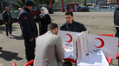 Of'ta öğretmenler ile veliler kan bağışında bulundu