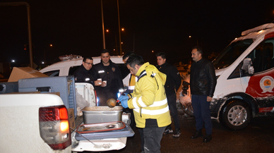 Samsun’da kar yağışı nedeniyle yolda mahsur kalanlara sıcak çorba ikram edildi