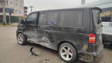 Samsun'da otomobil ile minibüsün çarpıştığı kazada 6 kişi yaralandı