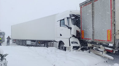 Samsun'da yoğun kar yağışı nedeniyle meydana gelen zincirleme trafik kazasında 4 kişi yaralandı